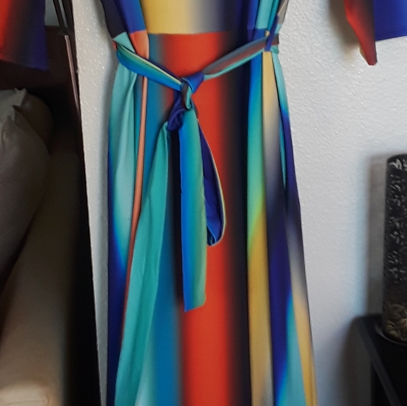 BEAUTIFUL MULTI COLORED DRESS W/SIDE POCKETS - Picture 4 of 4